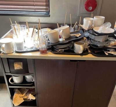 韓国カフェの「ごみの山」となった食器返却台…客が悪いのか、従業員の怠慢か