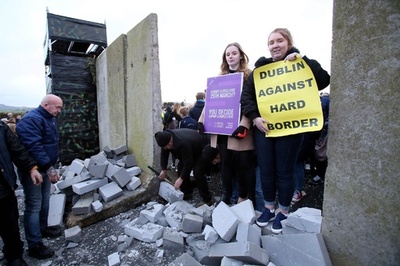 国境に「壁」建設し抗議 EU離脱反対派、英北アイルランドで