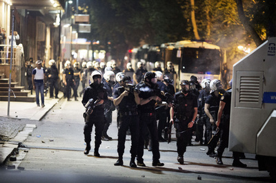 トルコ、機動隊がデモ隊を強制排除