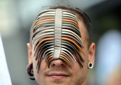 手製のコスチュームで参加、ファッション業界に対するデモ