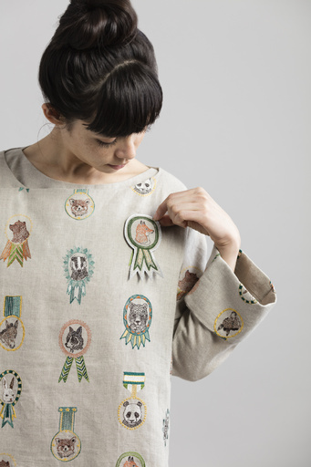 ストーリー性のあるデザインと温かみのある刺繍を服に「コーラル・アンド・タスク」に新ライン