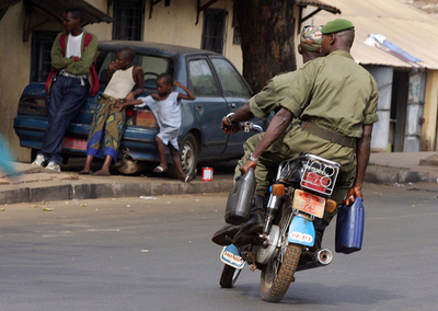 ゼネスト12日目、大統領は軍の結束を呼びかけ - ギニア