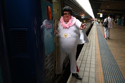 【今日の1枚】「なりきりエルビス」 列車の旅