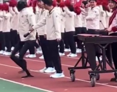 北京大学運動会に登場した「ロボットばあさん」が人気