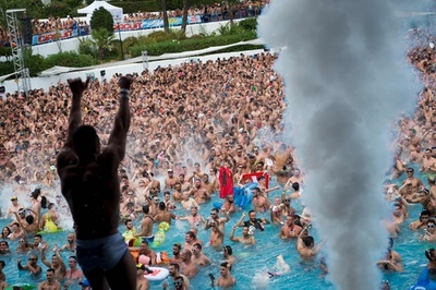 世界有数の同性愛者パーティーのプールイベント、スペインで開催