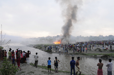 ネパ－ルで小型機墜落、19人死亡 邦人死者は誤報