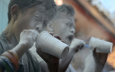 小麦粉を吹き飛ばせ！守護聖人の祭り フィリピン
