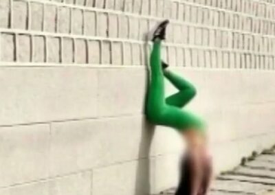 ソウルの「国家遺産の塀」使ってヨガポーズのベトナム観光客…怒る韓国の“かの学者”「文化財毀損だ」