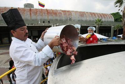 名物スープ「サンコーチョ」でギネスに挑戦