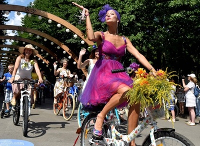 気分はレトロ、60年代ファッションで自転車レース ロシア