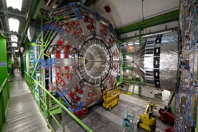 クォーク5つで構成、粒子「ペンタクォーク」発見 CERN