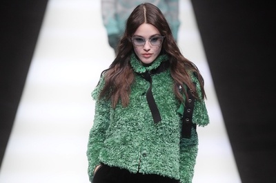 黒と緑を基調に新作、「エンポリオ アルマーニ」18/19年秋冬