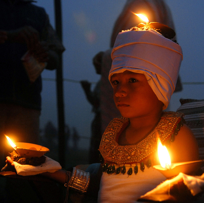 ヒンズー教最大の祭り「ダサイン」の灯明の行