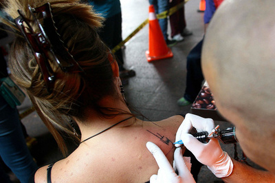 故チャベス氏、支持者らのタトゥーで永遠に ベネズエラ