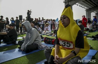 しんどく、悲しい記憶から離れて…ソウル・漢江で70人が「ぼーっとする大会」