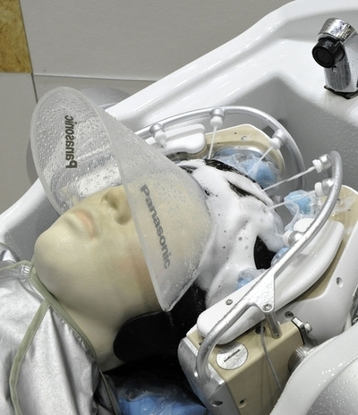 16本の指を駆使する「洗髪ロボット」、パナソニック