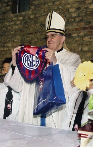 新法王はタンゴとサッカー好きの「庶民派」