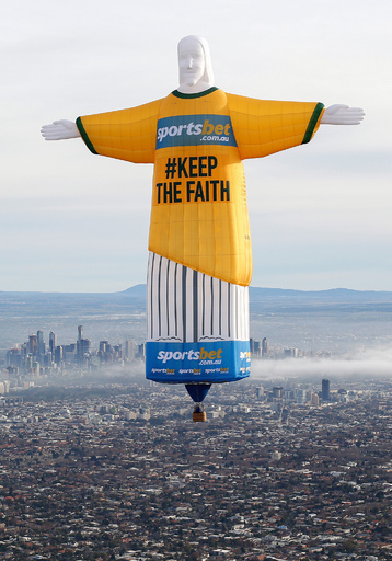 キリスト像の巨大気球出現、代表ユニ着て応援 豪メルボルン