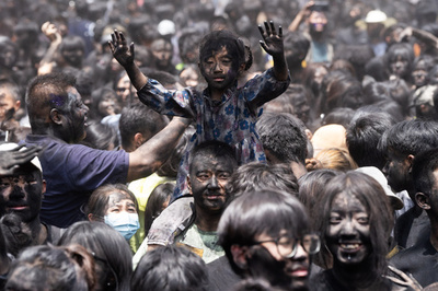 【写真特集】まっくろけになって祝福し合う「抹黒臉」、ハニ族の伝統行事