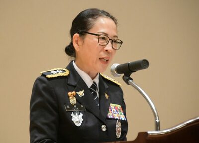 韓国・学祭で飲んで踊って、その主人公は地元警察トップ