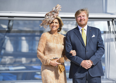 ドイツを公式訪問のオランダ王妃、華麗な帽子姿