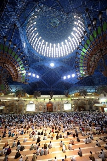 「モスクのコーランがうるさい」、スピーカーのケーブル抜いた米国人を逮捕 インドネシア