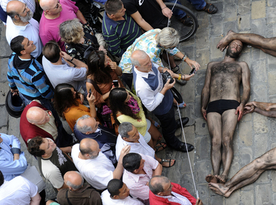 牛追い祭りを前に闘牛に抗議、スペイン