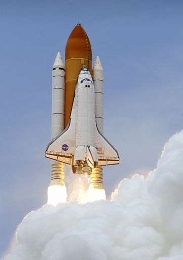 スペースシャトル「アトランティス」、右翼下側に損傷 NASA