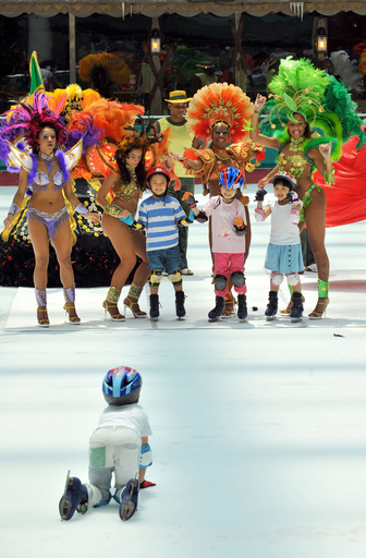 韓国のスケート場でブラジル人ダンサーがサンバ