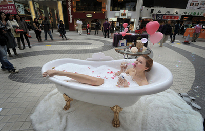 意味不明だけど大歓迎？美女がお風呂で消費訴え 香港