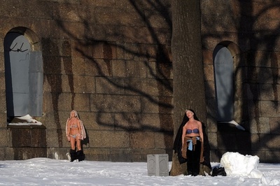 寒さも何のその、雪の中で日光浴　露サンクトペテルブルク