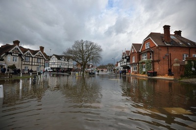 テムズ川流域の洪水、ロンドン通勤圏にも影響拡大