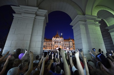ハンガリー首都で反オルバン首相デモ、総選挙結果に抗議