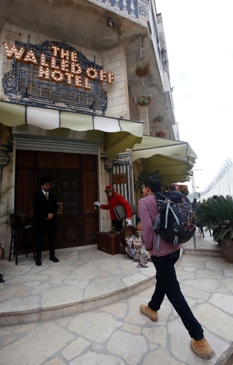 バンクシーのホテルに初宿泊客、パレスチナの「世界最悪の眺め」 