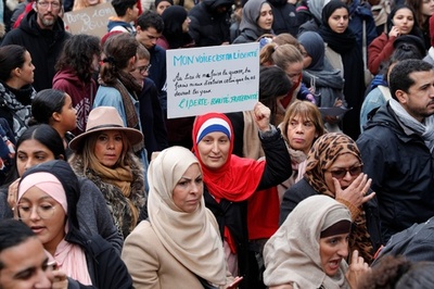 「イスラム嫌悪」に抗議 1万人以上がデモ行進 パリ