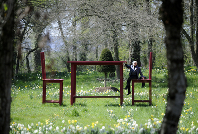 まるで巨人の世界！？巨大なテーブルとイス ドイツ