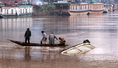 カシミール地方で鉄砲水、7人死亡 - インド