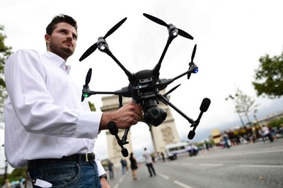 シャンゼリゼを飛び交うドローン、仏パリで初のフェスティバル