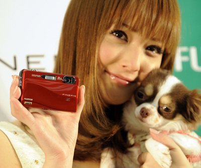 ペットの顔を自動認識、富士フイルムの新デジカメ「FinePix Z700EXR」 佐々木希がPR