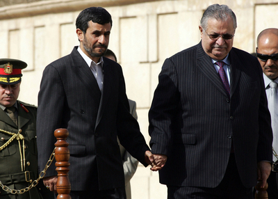 イランのアフマディネジャド大統領、初の公式訪問でイラクに到着