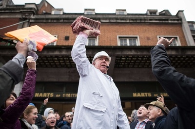 ロンドン史の一端、イブ恒例の肉の競り売り 今年で見納め？
