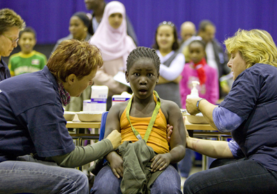 オランダで児童のワクチン接種、両腕に注射で恐怖も倍増？