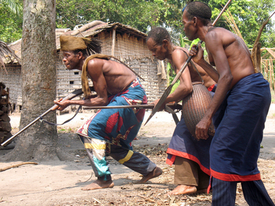 コンゴの「猫のようなハンター」のダンス
