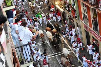 スペインで名物「牛追い祭」開幕