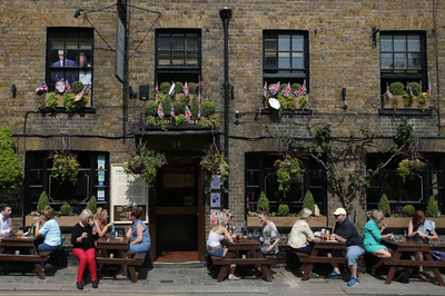 パブ文化の英国が変わる？ 健康志向でノンアルコール人気