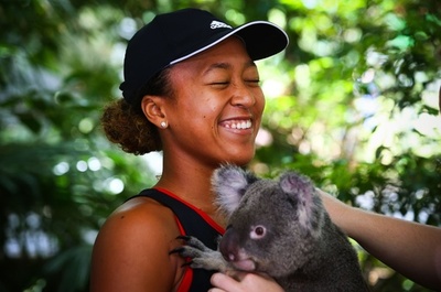 大坂なおみ、動物たちと触れ合い笑顔 豪ブリスベン