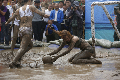 一足お先にW杯？中国で女子泥サッカー大会