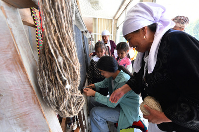 じゅうたん技術伝えるおばあちゃんたち「ハッピーグランマ」 キルギス