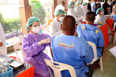 タイ、過密状態の刑務所で2万2000人以上がコロナ陽性