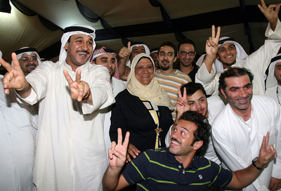 クウェート議会選、初の女性議員4人誕生